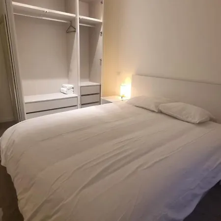 2 Bedrooms Flat Apartment *