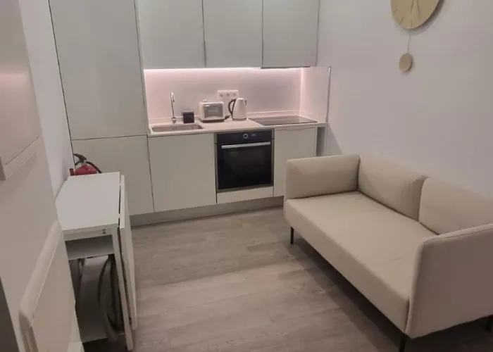 2 Bedrooms Flat Apartment