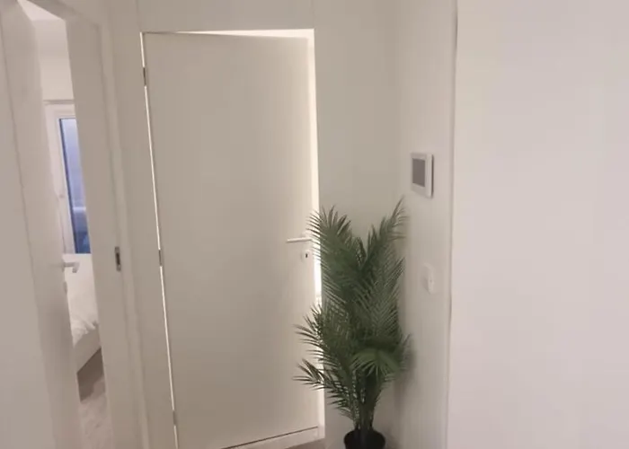 2 Bedrooms Flat Apartment *