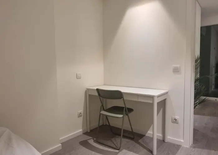 2 Bedrooms Flat Apartment *